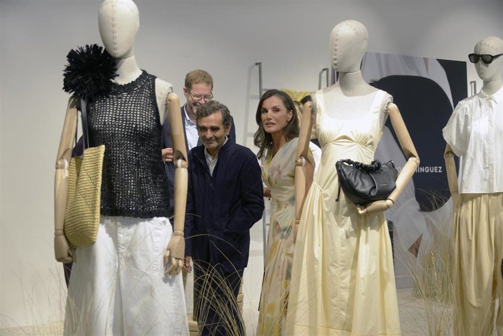 AMP.- La Reina Letizia visita la sede de Adolfo Domínguez, en San Cibrao das Viñas (Ourense) entre aplausos y 'vivas'