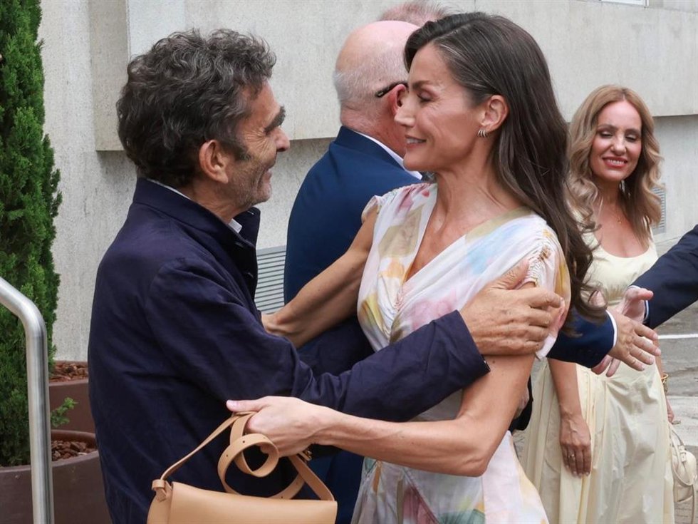La Reina Letizia ha visitado la firma Adolfo Domínguez con motivo de su 50º aniversario