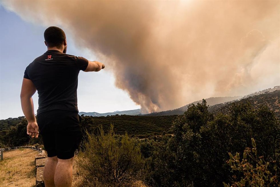 Una persona observa la evolución del fuego 