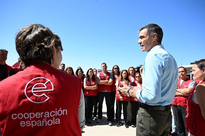 El presidente del Gobierno, Pedro Sánchez, recibe al personal del equipo START de AECID a su regreso de Venezuela