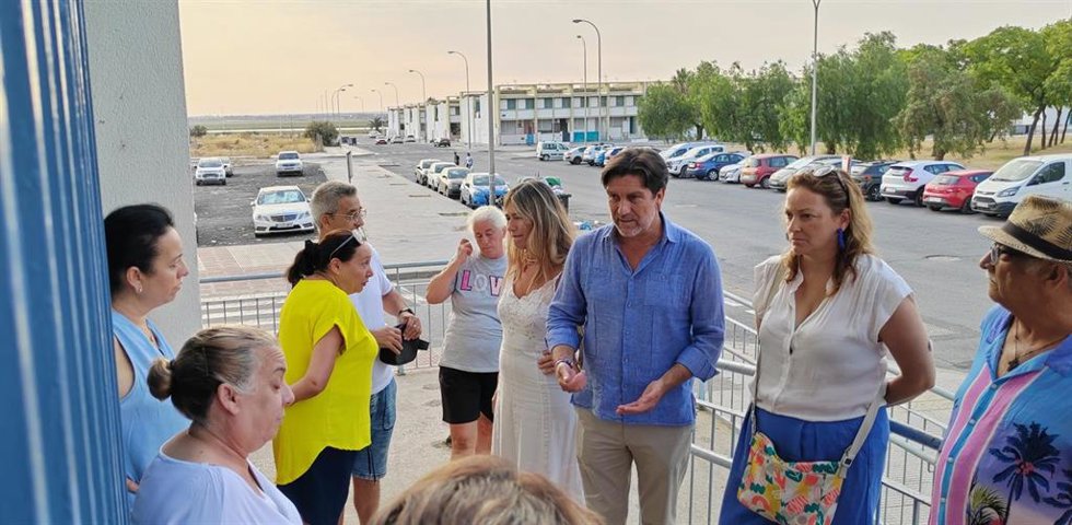 Representantes del PSOE con los vecinos de las viviendas municipales de la calle Grulla.