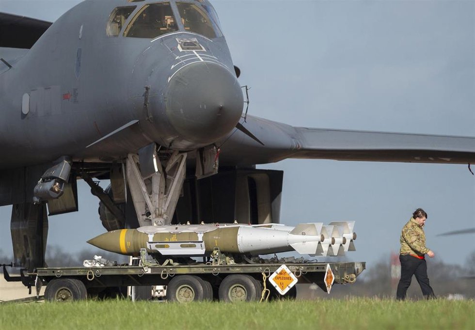 Archivo - Avión bombardero B1 Lancer en la base aérea de Fairford.