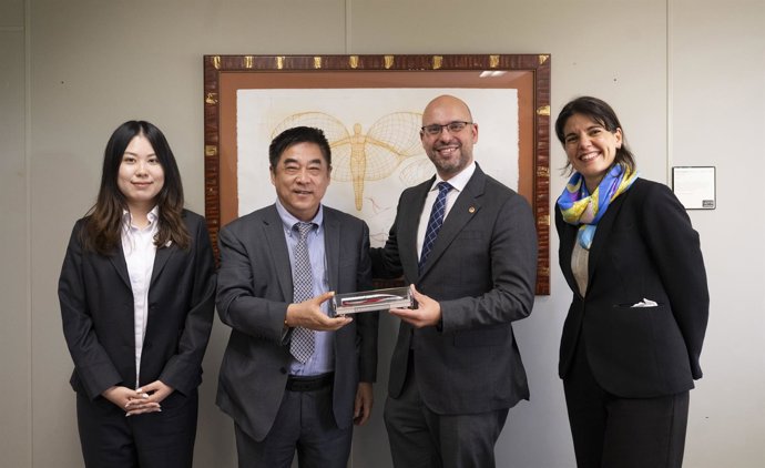 Archivo - La Universidad Pública de Navarra (UPNA) recibe una visita de la Beijing Jiaotong University de China. De izq. A dcha.: Li Tao, Lu Wei, Javier Goicoechea y Elena Urízar, en la UPNA.
