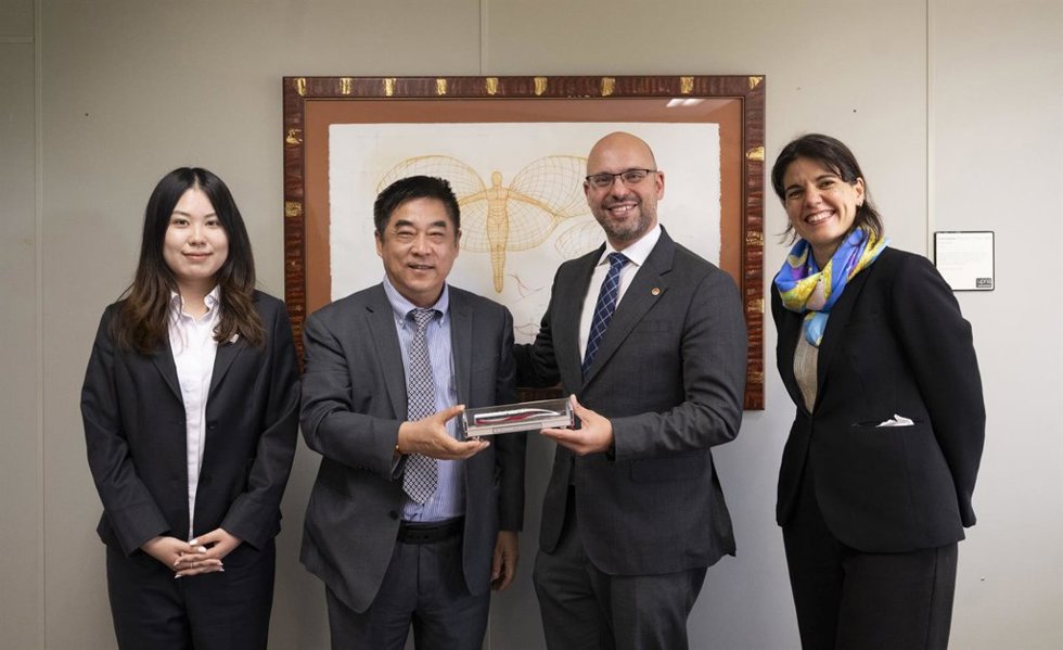 Archivo - La Universidad Pública de Navarra (UPNA) recibe una visita de la Beijing Jiaotong University de China. De izq. A dcha.: Li Tao, Lu Wei, Javier Goicoechea y Elena Urízar, en la UPNA.