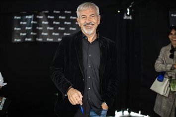 Archivo - El presentador de televisión y escritor Carlos Sobera posa durante la firma de ejemplares en el día de Sant Jordi 2024, a 23 de abril de 2024, en Barcelona, Catalunya (España). 
