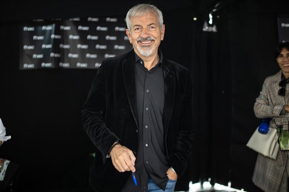 Archivo - El presentador de televisión y escritor Carlos Sobera posa durante la firma de ejemplares en el día de Sant Jordi 2024, a 23 de abril de 2024, en Barcelona, Catalunya (España). 