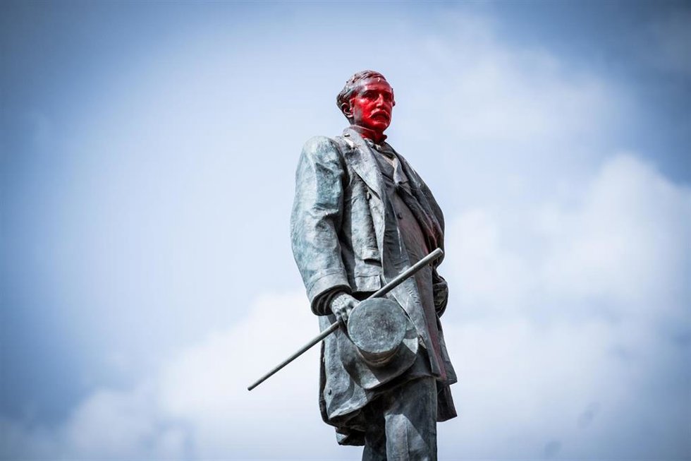 La estatua de Marqués de Larios vandalizada durante la celebración del triunfo de España en el Mundial de fútbol