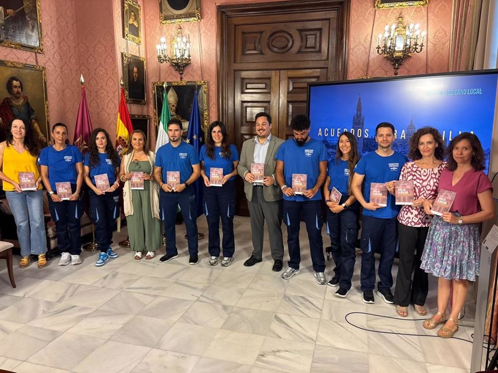 Trabajadores de servicios sociales con el delegado