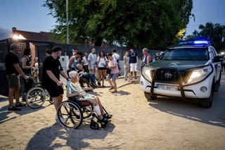 Varias personas en silla de ruedas desalojadas por los incendios en Madrid.