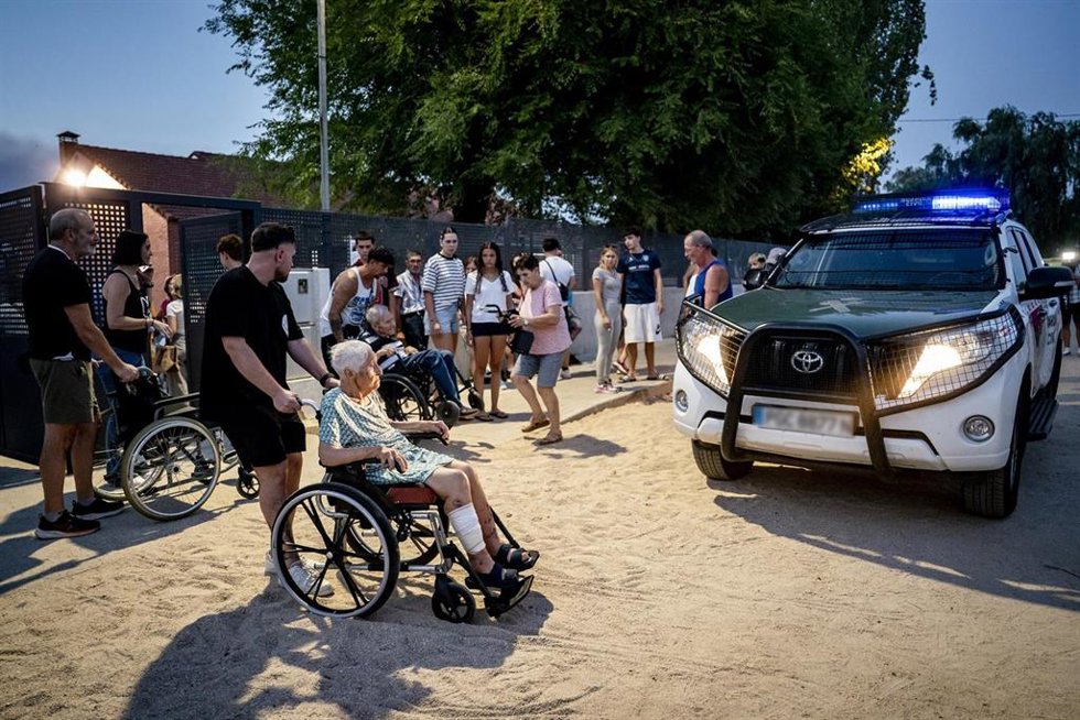 Varias personas en silla de ruedas desalojadas por los incendios en Madrid.