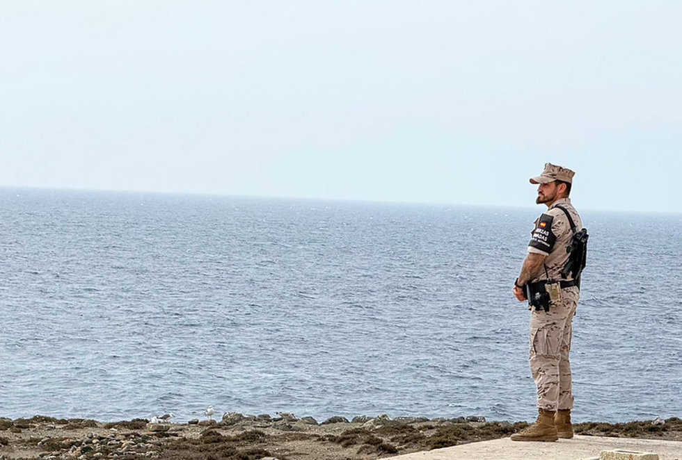 Un miembro del Destacamento Naval de la isla de Alborán (Almería) durante las labores de vigilancia marítima.