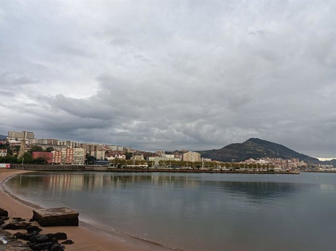 Cielos muy nublados en la costa de Bizkaia (archivo)