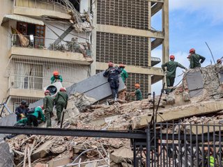 Equipos de emergencia sobre los escombros de un edificio tras los terremotos en Caracas, Venezuela.