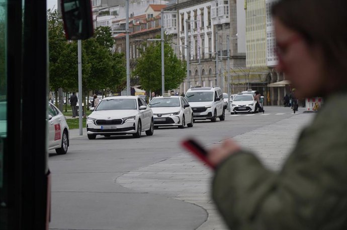 Archivo - Varios taxistas durante una manifestación de taxistas contra los servicios como Uber y Cabify, a 25 de marzo de 2026, en A Coruña, Galicia (España). Los taxistas han salido en caravana desde Os Rosales hasta María Pita para mostrar su rechazo a 