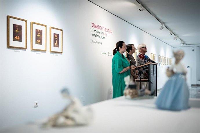 Las salas Mingorance del Archivo Municipal acogen hasta el 27 de septiembre la exposición ‘El nombre del bicho, ya te lo he dicho’ del artista malagueño Juanjo Fuentes.