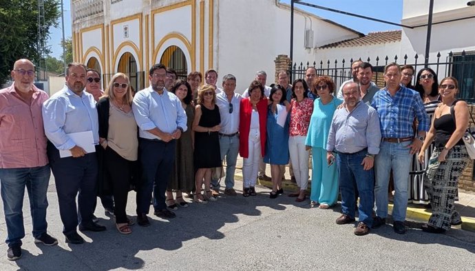 Foto de familia para escenificar el respaldo del PP a la ya exalcaldesa María Eugenia Moreno