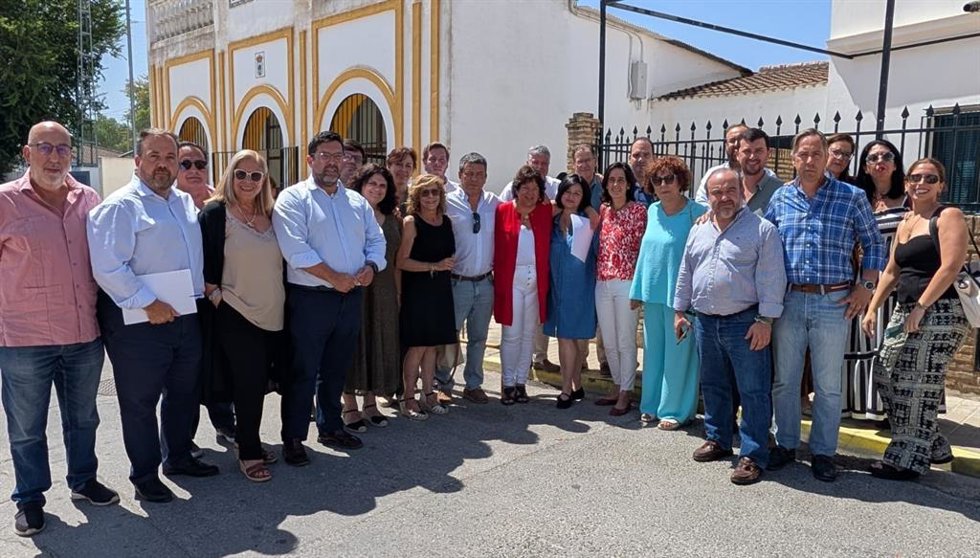 Foto de familia para escenificar el respaldo del PP a la ya exalcaldesa María Eugenia Moreno