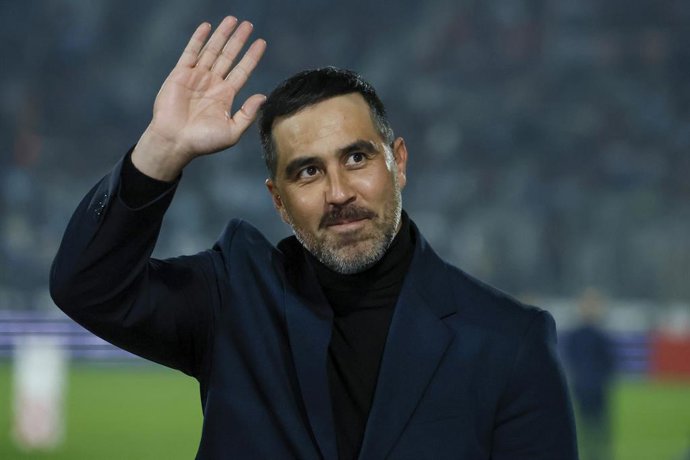 Futbol, Chile vs Argentina. Eliminatorias al mundial de la Fifa 2026. El exarquero de la seleccion chilena Claudio Bravo saluda a los hinchas antes de un partido clasificatorio al mundial de 2026 contra Argentina disputado en el estadio Nacional de