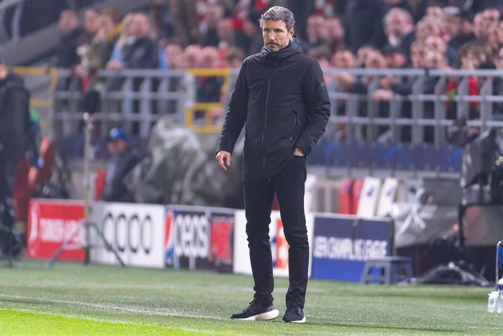 Archivo - El entrenador neerlandés, Mark van Bommel, en un partido con el Royal Antwerp FC de Bélgica frente al FC Barcelona en la Liga de Campeones de 2023.