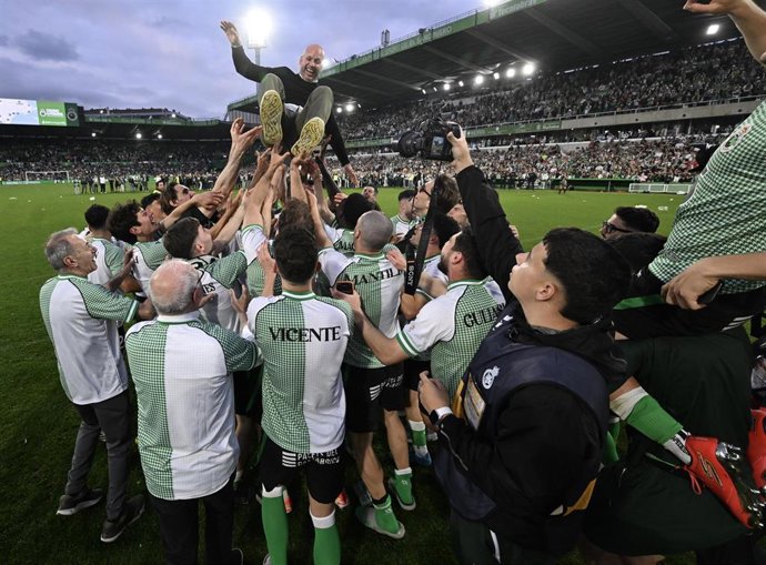 Archivo - El entrenador José Alberto López, jugadores y miembros del equipo técnico del Racing de Santander celebran su subida a Primera División de LaLiga, en el estadio de El Sardinero, a 16 de mayo de 2026, en Santander, Cantabria (España)