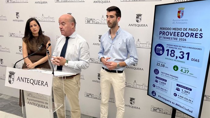El alcalde de Antequera, Manolo Barón, el teniente de alcalde y delegado de Hacienda, José Manuel Fernández, y la teniente de alcalde y portavoz del Equipo de Gobierno, Ana Cebrián, informando sobre la evolución del período medio de pago a proovedores.