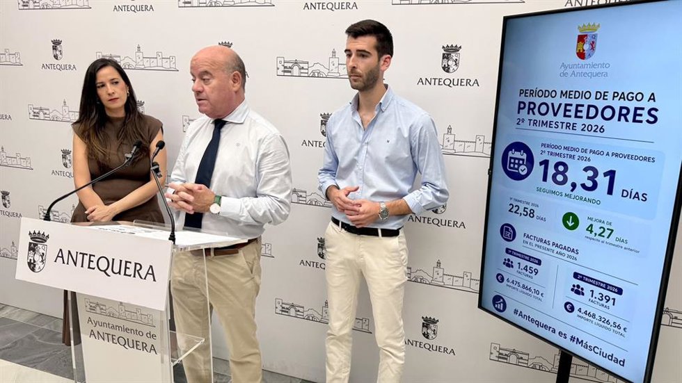 El alcalde de Antequera, Manolo Barón, el teniente de alcalde y delegado de Hacienda, José Manuel Fernández, y la teniente de alcalde y portavoz del Equipo de Gobierno, Ana Cebrián, informando sobre la evolución del período medio de pago a proovedores.