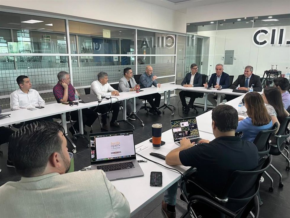 Una de las reuniones en Monterrey de la delegación sevillana desplazada en misión empresarial a México, con el portavoz del Gobierno local, Juan Bueno, y el delegado municipal de Comercio, Álvaro Pimentel, a la cabeza