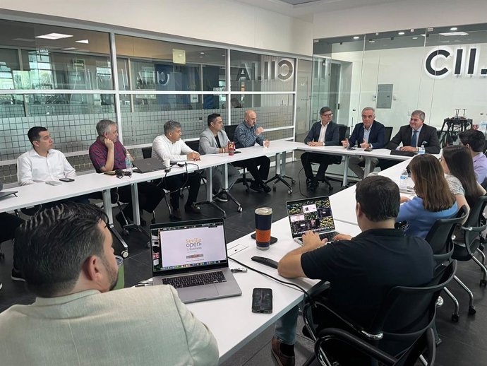 Una de las reuniones en Monterrey de la delegación sevillana desplazada en misión empresarial a México, con el portavoz del Gobierno local, Juan Bueno, y el delegado municipal de Comercio, Álvaro Pimentel, a la cabeza