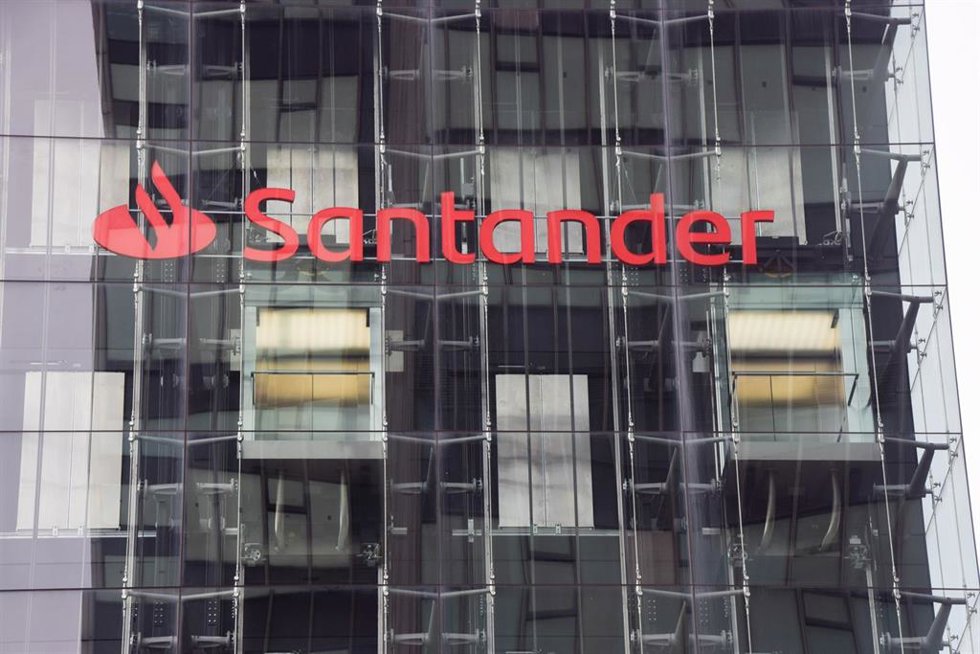 Archivo - 30 October 2024, United Kingdom, London: Exterior view of the Santander head office in Central London as the company announces cuts of over 1,400 jobs in the UK as a result of automation and to reduce costs. Photo: Vuk Valcic/ZUMA Press Wire/dpa