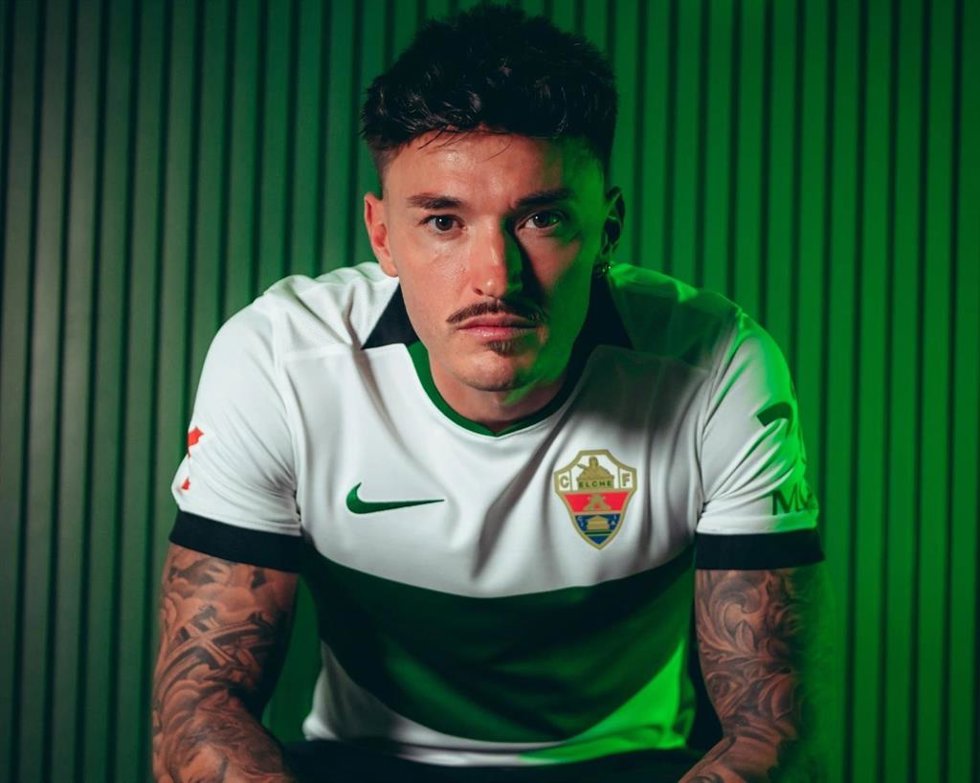El futbolista Josan Ferrández ha renovado una temporada con el Elche CF, y cumplirá su décima campaña en el equipo franjiverde.