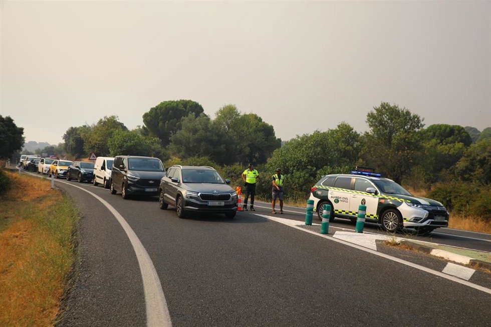 Agentes de la Guardia Civil cortan el acceso a San Martín de Valdeiglesias, a 24 de julio de 2026, en Madrid (España). El Gobierno ha declarado la emergencia de interés nacional en la Comunidad de Madrid y Ávila como consecuencia de la evolución de los in