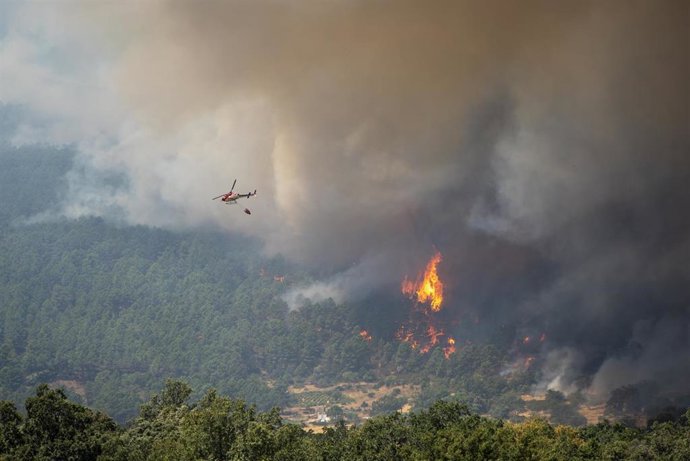 Un helicóptero colabora en las labores de extinción del fuego 