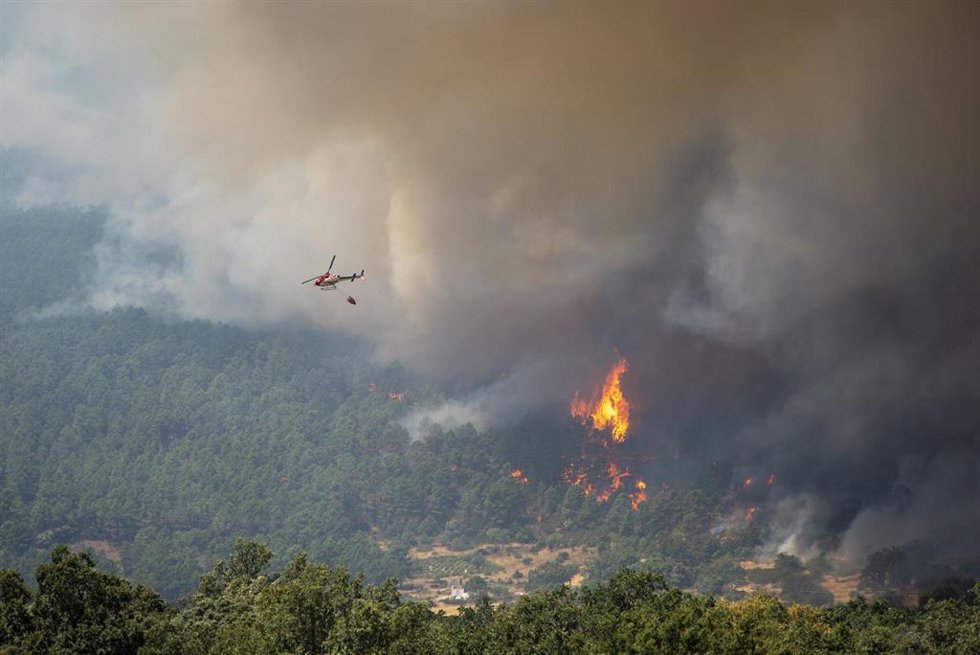 Un helicóptero colabora en las labores de extinción del fuego 
