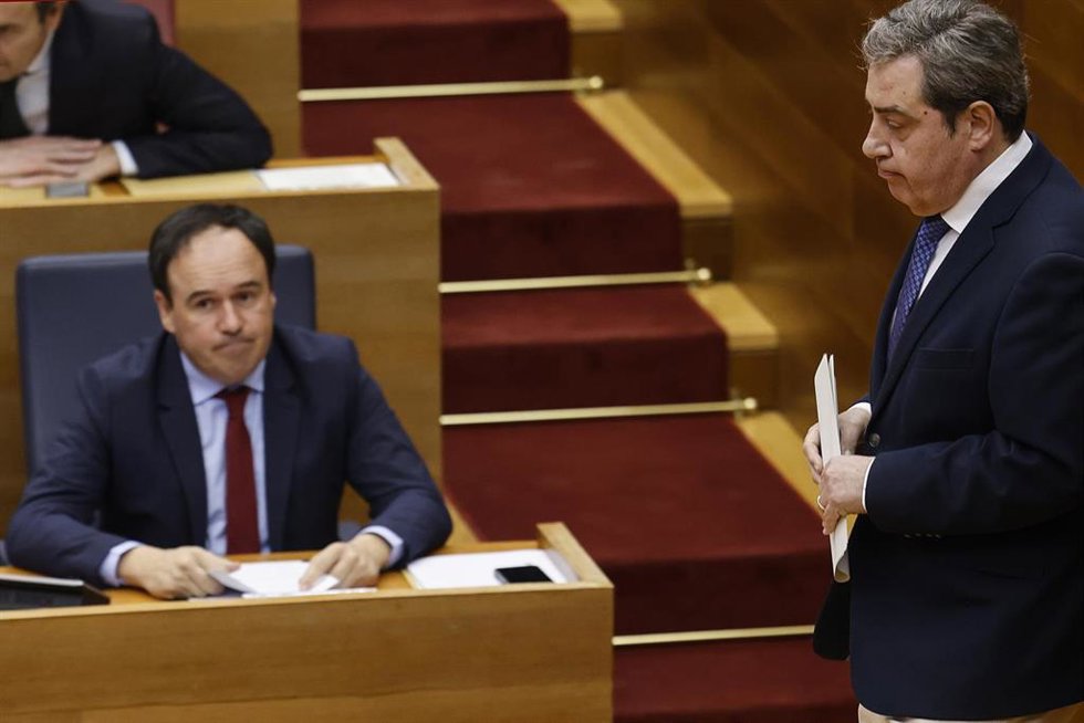 Archivo - El president de la Generalitat, Juanfran Pérez Llorca (i), y el síndic del grupo parlamentario VOX, José María Llanos (d), en imagen de archivo. 