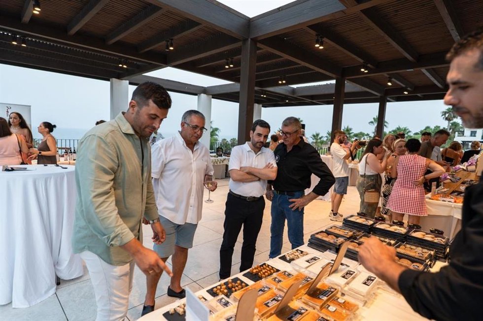 Asistentes conocen los productos de las empresas de 'Sabores Almería' durante la celebración de Macenas Blue Nights en Mojácar (Almería).