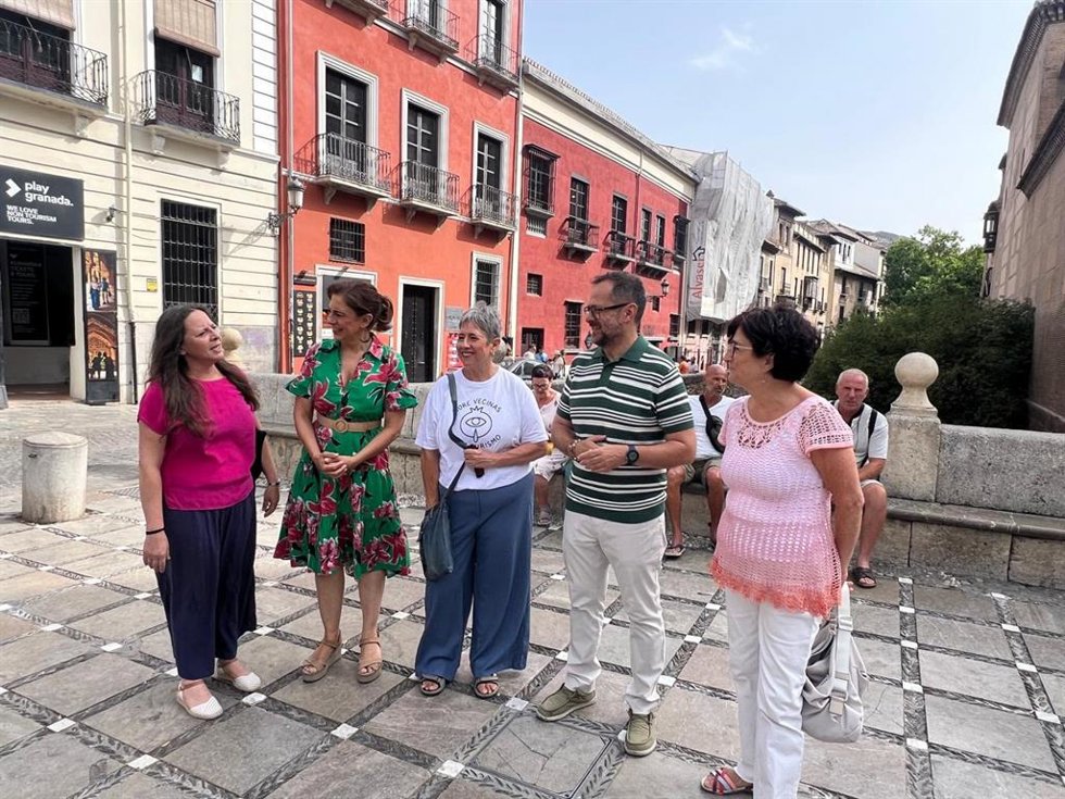Socialistas y vecinos del Albaicín en la Carrera del Darro.