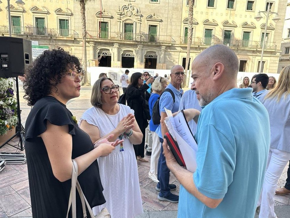 La concejal de Con Andalucía en el Ayuntamiento de Huelva, Mónica Rossi, en la celebración del Día Mundial del Lenguaje de Signos.