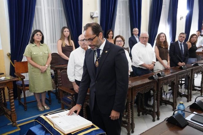 Jesús Romero Imbroda jurando el cargo como consejero de Fomento Universitario e Investigación.