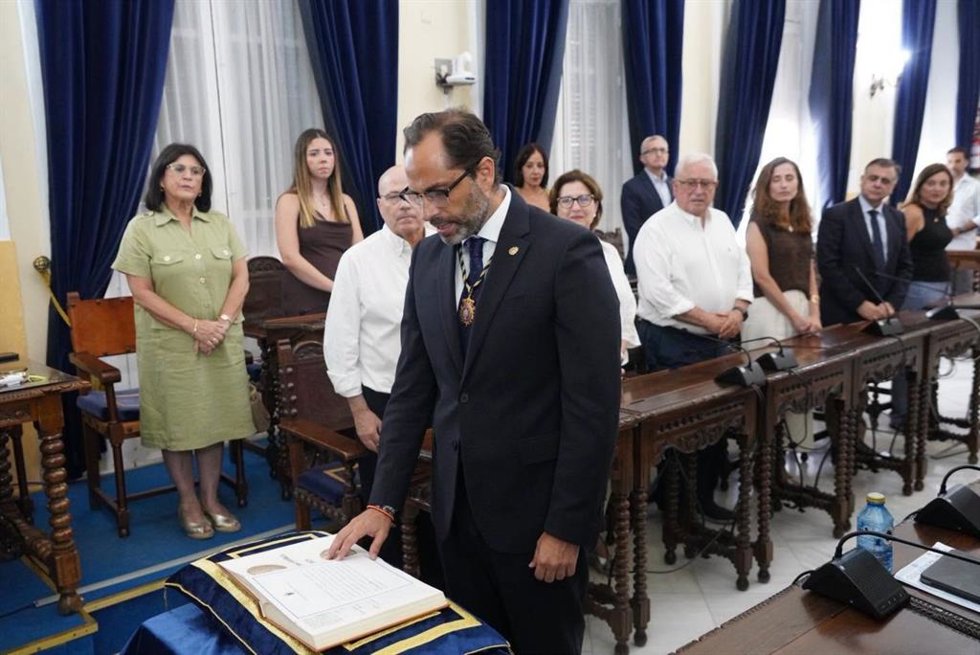 Jesús Romero Imbroda jurando el cargo como consejero de Fomento Universitario e Investigación.