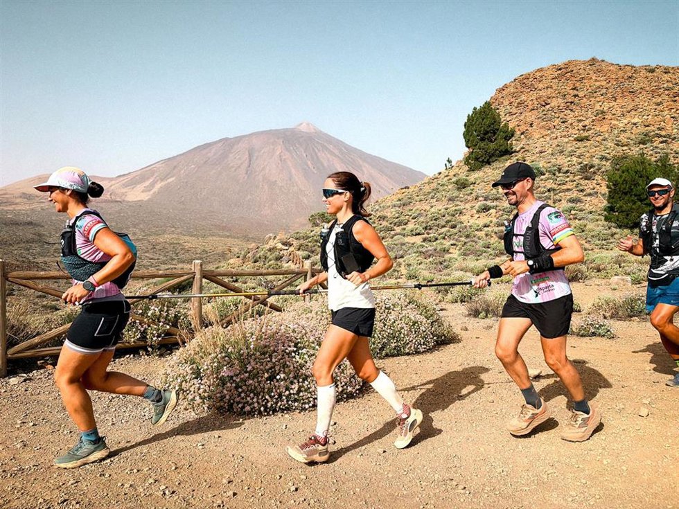 La atleta María Petit subiendo el volcán del Teide de Tenerife para convertirse en la primera atleta invidente en coronar la cima del pico más alto de España desde el mar.