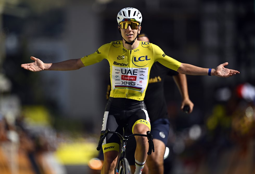 El ciclista esloveno Tadej Pogacar (UAE Team Emirates-XRG) celebra su victoria en la 19ª etapa del Tour de Francia 2026, disputada entre Gap y Alpe d'Huez, de 127,9 kilómetros