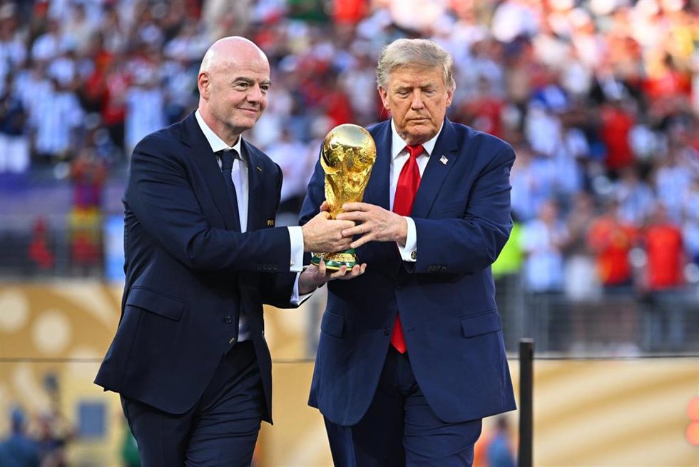 El presidente de la FIFA, Gianni Infantino, y el presidente de Estados Unidos, Donald Trump, con la copa del mundo en la final del Mundial