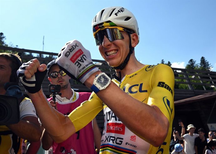 14 de julho de 2026, França, Le Lioran: O ciclista esloveno Tadej Pogacar, da equipe UAE Team Emirates-XRG, comemora a vitória na 10ª etapa do Tour de France de 2026, uma etapa de 167 km entre Aurillac e Le Lioran. Foto: Pool Szymon Gruchalski/Belga/dpa