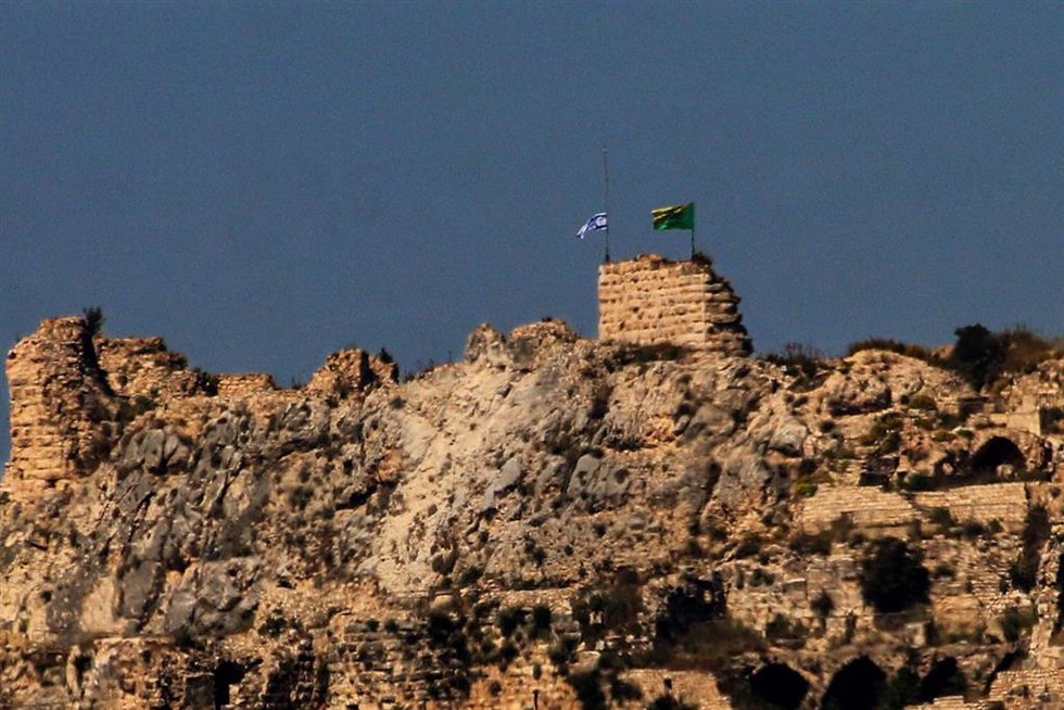 Archivo - La bandera israelí en el castillo de Beaufort en el sur de Líbano