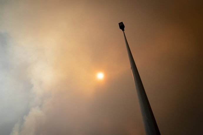 Humo de incendio forestal, a 2 de julio de 2026, en Chapinería, Madrid (España). Los incendios que afectan a la Comunidad de Madrid siguen avanzando sin control y se han unido en un solo foco, mientras que en Ávila el incendio de Burgohondo avanza también