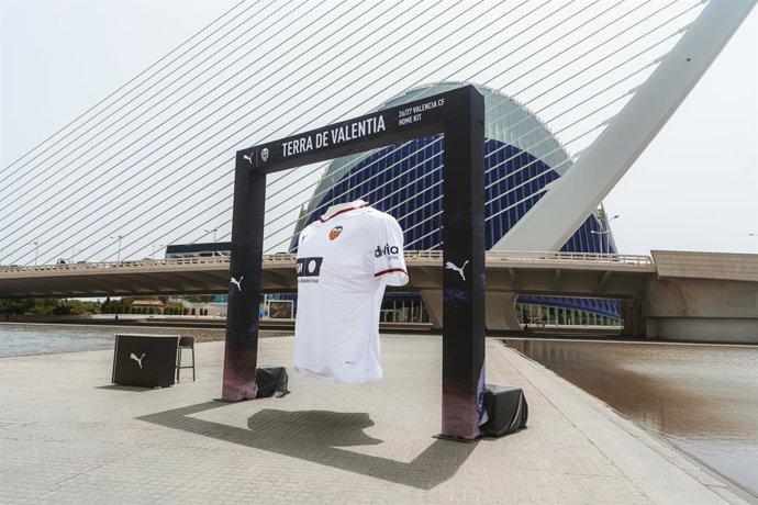 Una de las dos camisetas gigantes del Valencia CF que visten la ciudad para presentar la equipación para 2026-27 en la Ciudad de las Artes y las Ciencias.