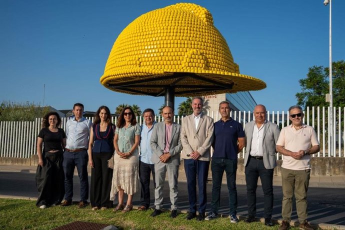 Recuperación del casco de seguridad más grande del mundo de la Universidad de Huelva.