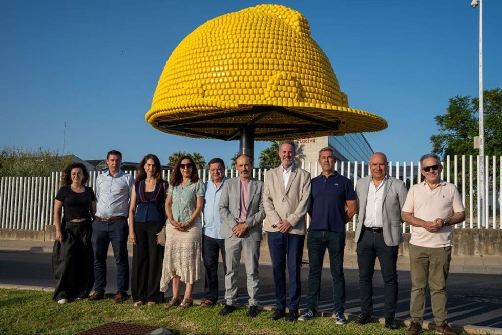 Recuperación del casco de seguridad más grande del mundo de la Universidad de Huelva.