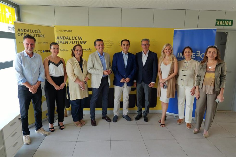 El consejero de Inteligencia Artificial, Desarrollo Digital y Administración Pública, José Antonio Nieto (centro), y el alcalde de Córdoba, José María Bellido (cuarto por la izda.), visitan 'El Patio' .