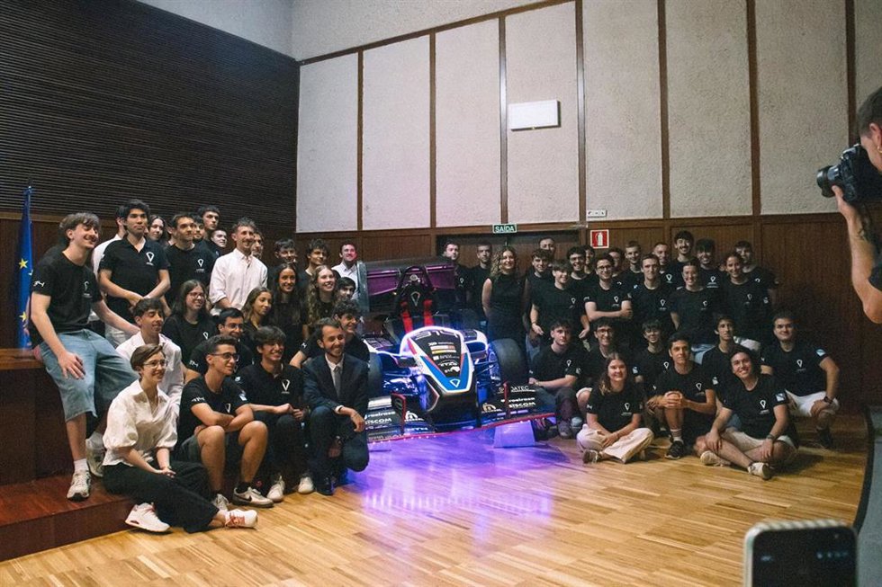 Imagen del coche y del equipo.
